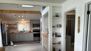 Una cucina moderna con mobili grigi, un forno a microonde e un forno integrato.
