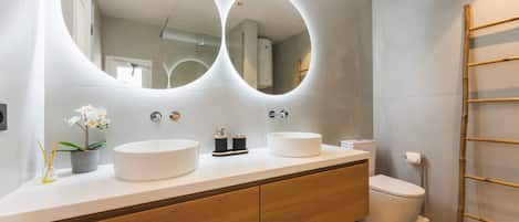 Bathtub, free toiletries, hair dryer, towels