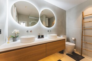 Bathtub, free toiletries, hair dryer, towels - Modern loft with large pool, private parking & superspeed Wi-Fi (Costa Adeje)
