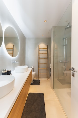 Bathtub, free toiletries, hair dryer, towels