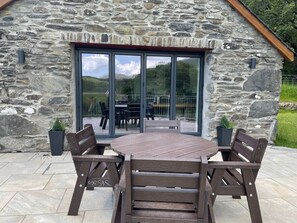 Outdoor dining - New luxury converted barn at the foot of Moel Hebog (Beddgelert)