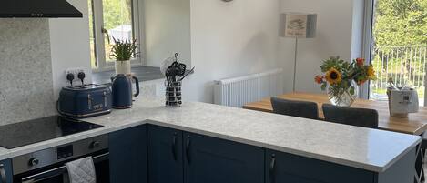 Jääkaappi, mikroaaltouuni, uuni, liesi