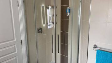 Combined shower/bathtub, hair dryer, soap, toilet paper
