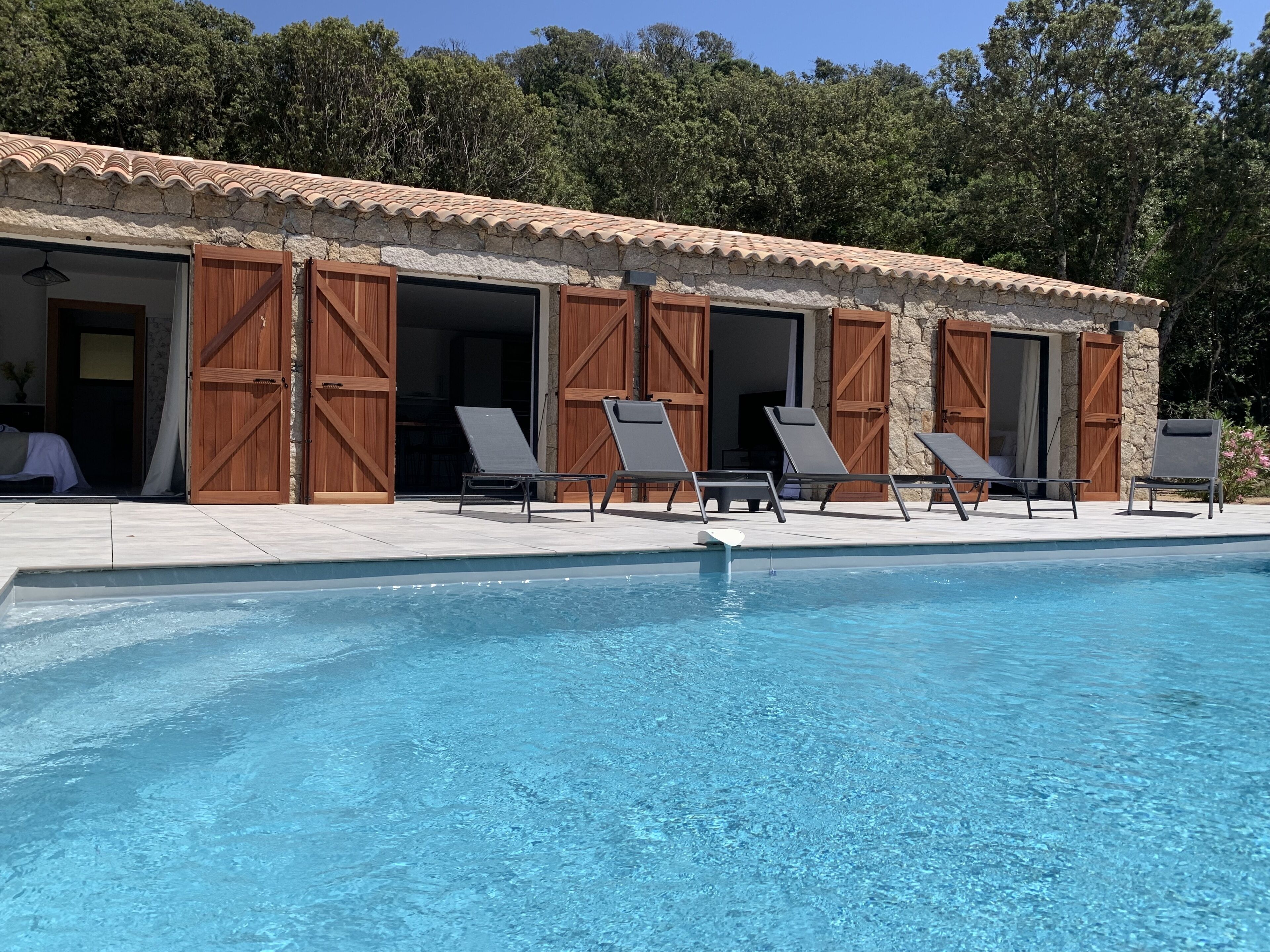 Een buitenzwembad, een verwarmd zwembad