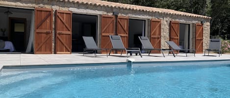 Een buitenzwembad, een verwarmd zwembad