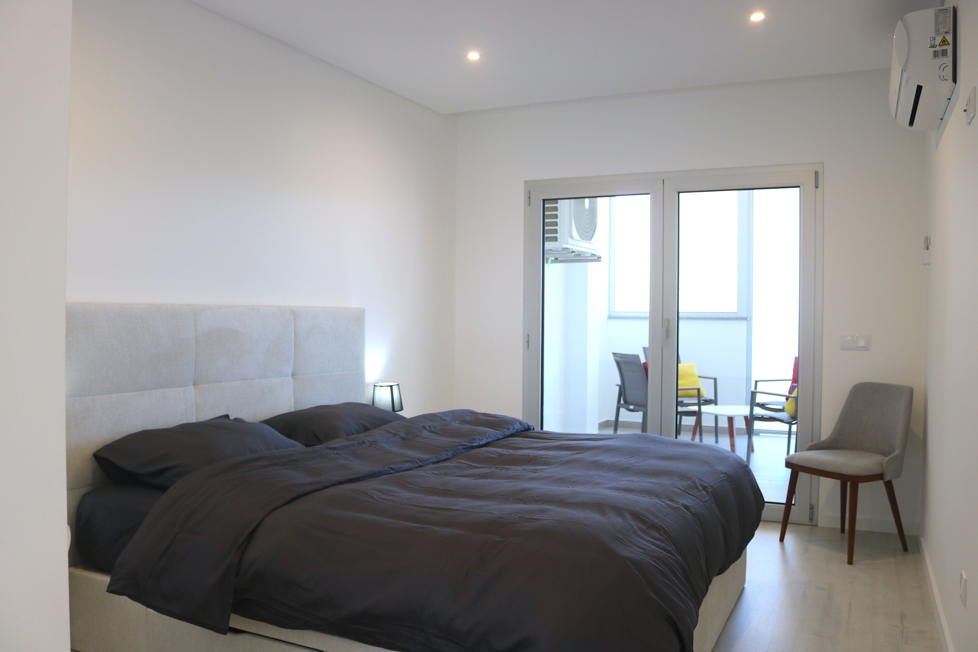 2 slaapkamers, een bureau, een strijkplank/strijkijzer, reisbedje
