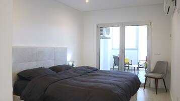 2 slaapkamers, een bureau, een strijkplank/strijkijzer, reisbedje