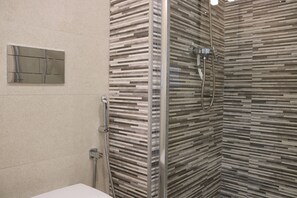 Combined shower/tub, hair dryer, bidet, towels - Nazaré Views I - Terrace, Pool & Sea View (Nazaré)