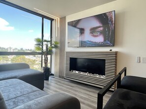 Smart TV y chimenea 