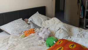 A bedroom with a bed, pillows, and stuffed toys. - Duplex 160 m2 (Saint Gilles les bains)