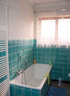 Bathtub, towels - Homerez - House in Berrwiller (Berrwiller)
