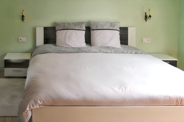 3 quartos, ferros/tábuas de passar roupa, acesso à internet