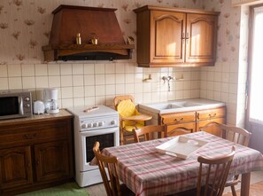 Een koelkast, een magnetron, een oven, een kookplaat
