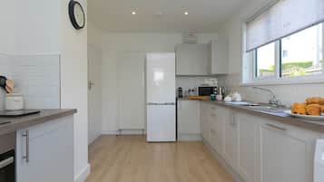 Cottage | Private kitchen | Fridge, dishwasher, electric kettle, cookware/dishes/utensils