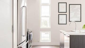 雪櫃、微波爐、焗爐、爐具