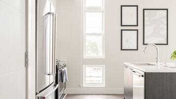 Coffee/tea maker, fridge, microwave, oven