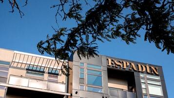 Ein Gebäude, auf dessen Fassade der Name 'ESPADIN' gut sichtbar angebracht ist.