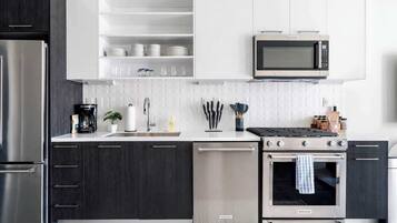 Refrigerador, microondas, horno y parrilla de estufa