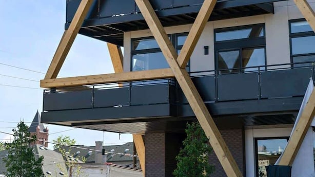 Un edificio moderno de varios pisos con una fachada geométrica distintiva y balcones.