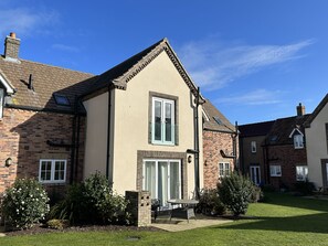 Exterior - Stunning Coastal Cottage - Sleeping 4 in 2 Bedrooms - Pool and Beach Access Included. (Filey)