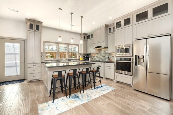 Een koelkast, een microgolfoven, een oven, een kookplaat