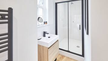 Dusche, Haartrockner, Handtücher