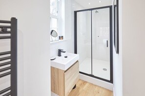 Ducha, secador de pelo y toallas