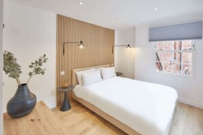 1 dormitorio, tabla de planchar con plancha, wifi y ropa de cama