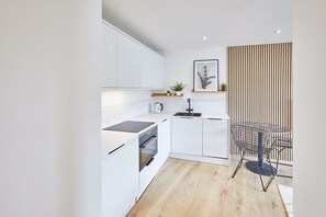 Frigorífico, microondas, horno y placa de cocina