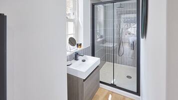 Shower, hair dryer, towels