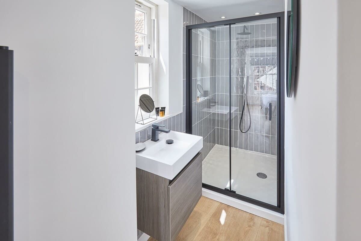 シャワー、ヘアドライヤー、タオル