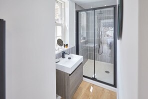 淋浴设施、吹风机、毛巾