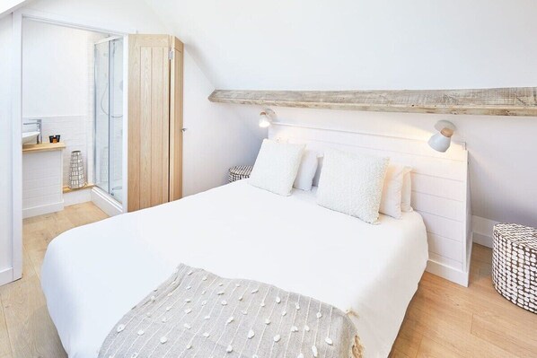 2 bedrooms, iron/ironing board, internet, bed sheets