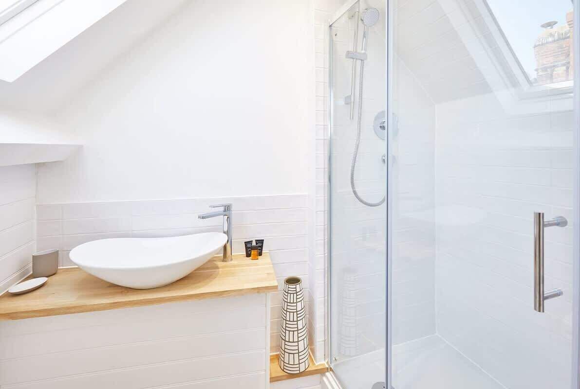 Ducha, secador de pelo, toallas