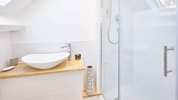 Dusche, Haartrockner, Handtücher