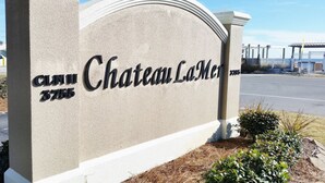 Letrero de Chateau La Mer con la dirección 3755.