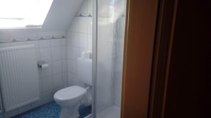 Ducha, secador de pelo, toallas, jabón