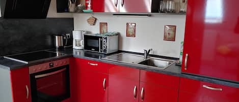 Coffee/tea maker, fridge, microwave, stovetop