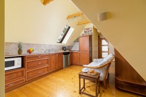 Microwave, dishwasher, electric kettle, cookware/dishes/utensils