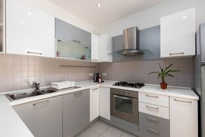 Køleskab, ovn, kogeplade, opvaskemaskine