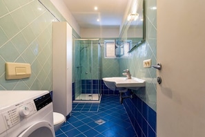 Shower, hair dryer, towels - One-bedroom app ALBIS with balcony and parking (Rovinj)