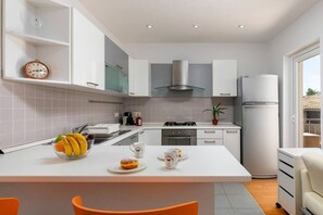 Kjøleskap, ovn, kokeplater og oppvaskmaskin