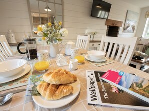 Dining - Stunning Coastal Cottage - Sleeping 5 in 2 Bedrooms - Pool and Beach Access Included. (Filey)