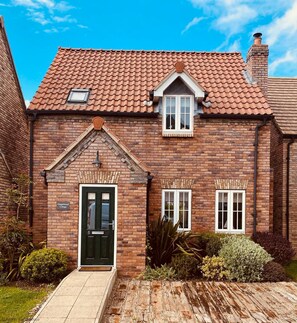 Exterior detail - Stunning Coastal Cottage - Sleeping 5 in 2 Bedrooms - Pool and Beach Access Included. (Filey)