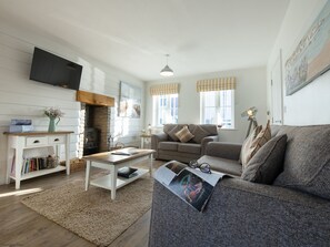 Smart TV, table tennis - Stunning Coastal Cottage - Sleeping 5 in 2 Bedrooms - Pool and Beach Access Included. (Filey)
