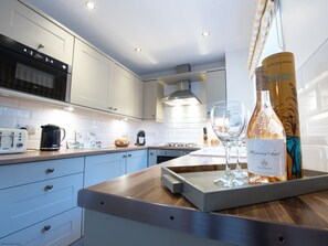 Fridge, microwave, oven, stovetop - Stunning Coastal Cottage - Sleeping 5 in 2 Bedrooms - Pool and Beach Access Included. (Filey)