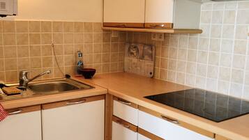 Een koelkast, een microgolfoven, een oven