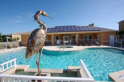3 Bed Town Home With Splash Pool! 3 Bedroom Townhouse by RedAwning