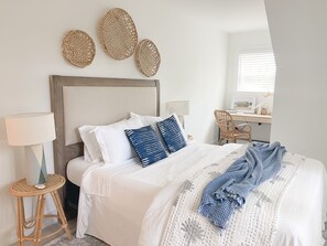 3 bedrooms, desk, iron/ironing board, free WiFi - Charleston "Chucktown Cottage" mins to Beach (Mount Pleasant)