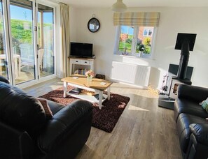 Una Smart TV, una mesa de tenis de mesa